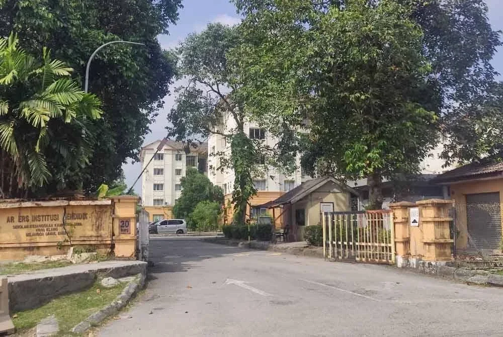 Kuarters Institusi Pendidikan Kampung Jawa di sini memerlukan kerja pembaikan segera demi keselesaan penghuninya.