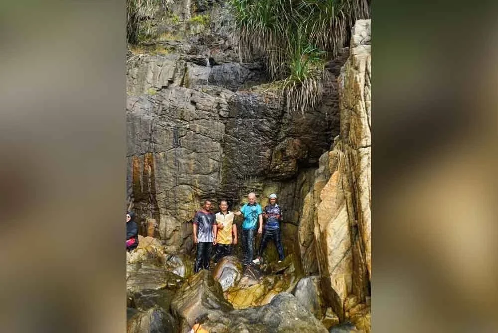 Razali (tengah) ketika meninjau lokasi Air Terjun Janda Mandi di Kemaman.
