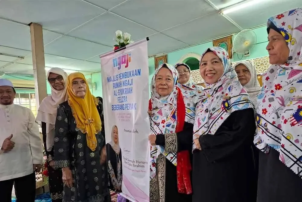 Normah (tiga dari kanan) menyempurnakan gimik perasmian Rumah Ngaji Al-Syukriah Felcra Seberang Perak pada Ahad.