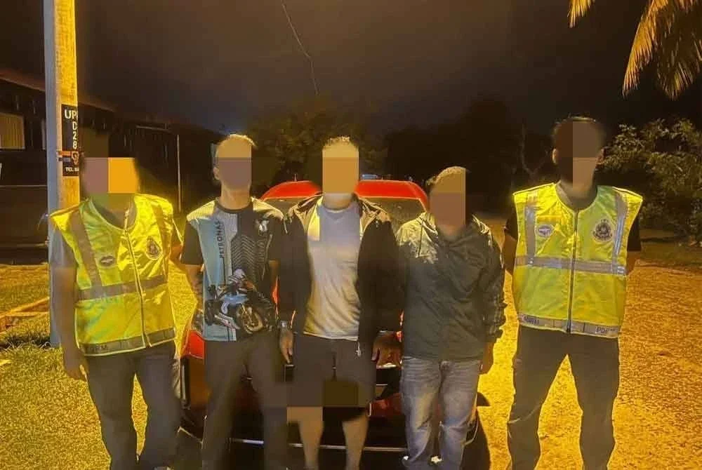 PGA menggagalkan cubaan seorang tekong darat yang positif dadah menyeludup masuk 2 PATI warga Nepal ke negara ini melalui pangkalan haram Kak Nah di Tumpat pada Ahad. - Foto: PGA