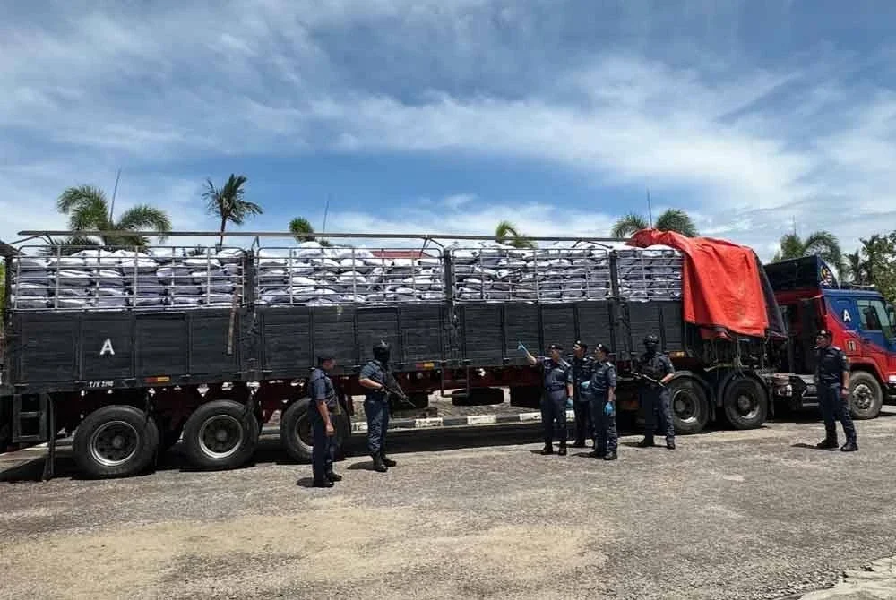 Treler yang digunakan suspek untuk menyeludup beras Siam.