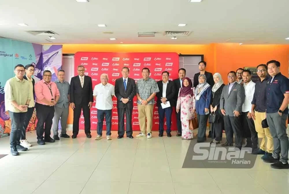 Pengasas Karangkraf, Datuk Hussamuddin Yaacub (enam dari kiri) bersama Profesor Emeritus Ir Datuk Dr Hassan Basri (tengah) yang mengetuai lawatan UNISEL ke Karangkraf - FOTO: SINAR HARIAN/ASRIL ASWANDI ABD SHUKOR