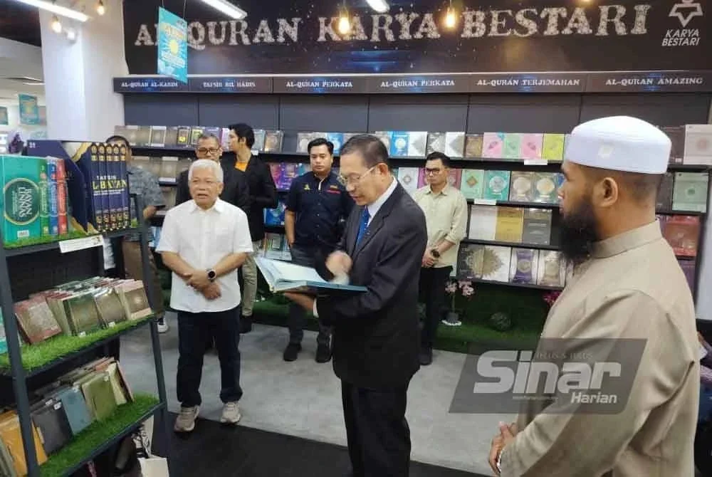 Hassan Basri (tengah) diiringi Hussamuddin (kiri) ketika melawat Karangkraf Mall sempena lawatan UNISEL ke Karangkraf - FOTO: SINAR HARIAN/ASRIL ASWANDI ABD SHUKOR