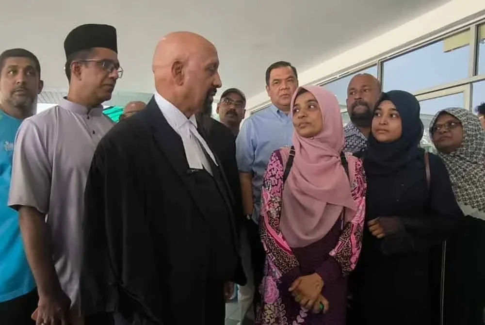 Ummu Haiman Bee (tiga dari kanan) hadir pada sidang akhbar selepas hujahan notis permohonan supaya kubur anak sulungnya digali semula bagi membolehkan bedah siasat kedua dibuat, di Mahkamah Tinggi Shah Alam pada Selasa dengan ditemani peguamnya, Naran Singh dan ahli keluarga.