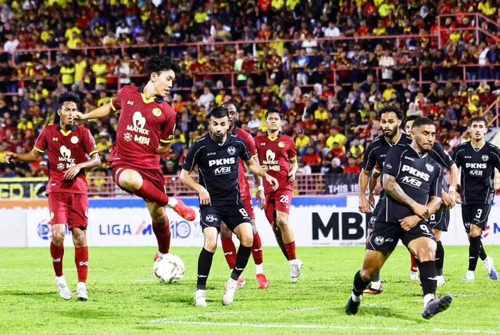 SEREMBAN, 24 Ogos -- Pemain Negeri Sembilan FC An Sangsu cuba menjaringkan gol ketika menentang Selangor FC dalam perlawanan Liga Super di Stadium Tuanku Abdul Rahman malam ini.
