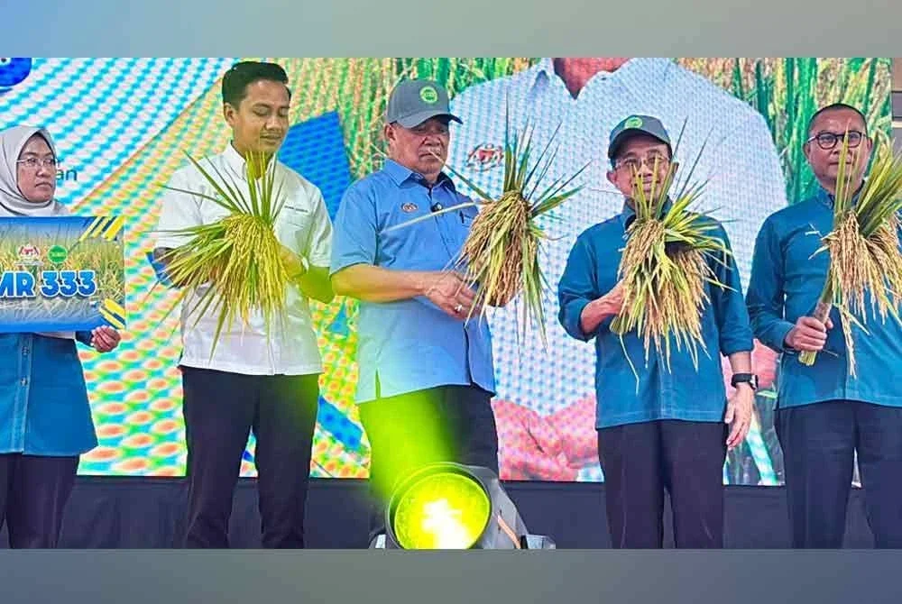 Mohamad (tengah) menyempurnakan Majlis Pengisytiharan Varieti Padi Baharu MARDI, MR 333 di Kampung Lahar Minyak pada Isnin.