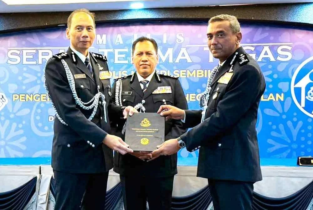 Serah tugas Ketua Polis Negeri Sembilan antara Ahmad Dzaffir (kiri) kepada Alzafny disaksikan Rusdi.