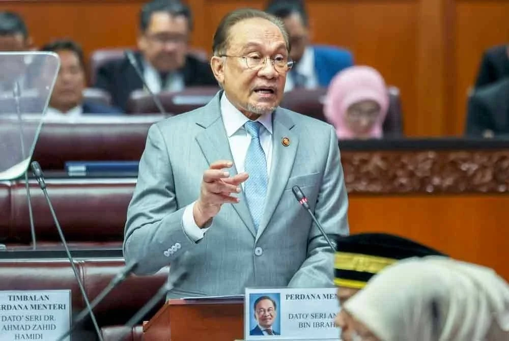 Anwar ketika membentangkan RMK13 di Dewan Negara pada Isnin. Foto: Bernama