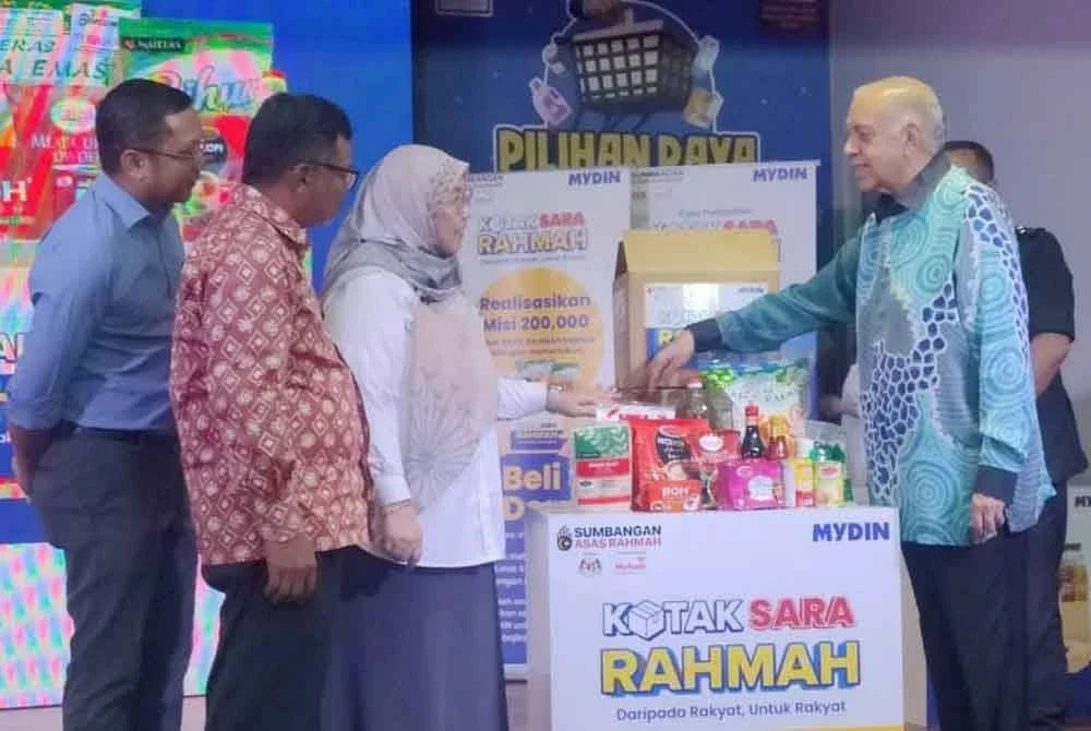 Ameer (kanan) mengiringi Fuziah (tiga dari kiri) semasa Majlis Pelancaran Kotak Sara Rahmah di Mydin USJ pada Isnin.
