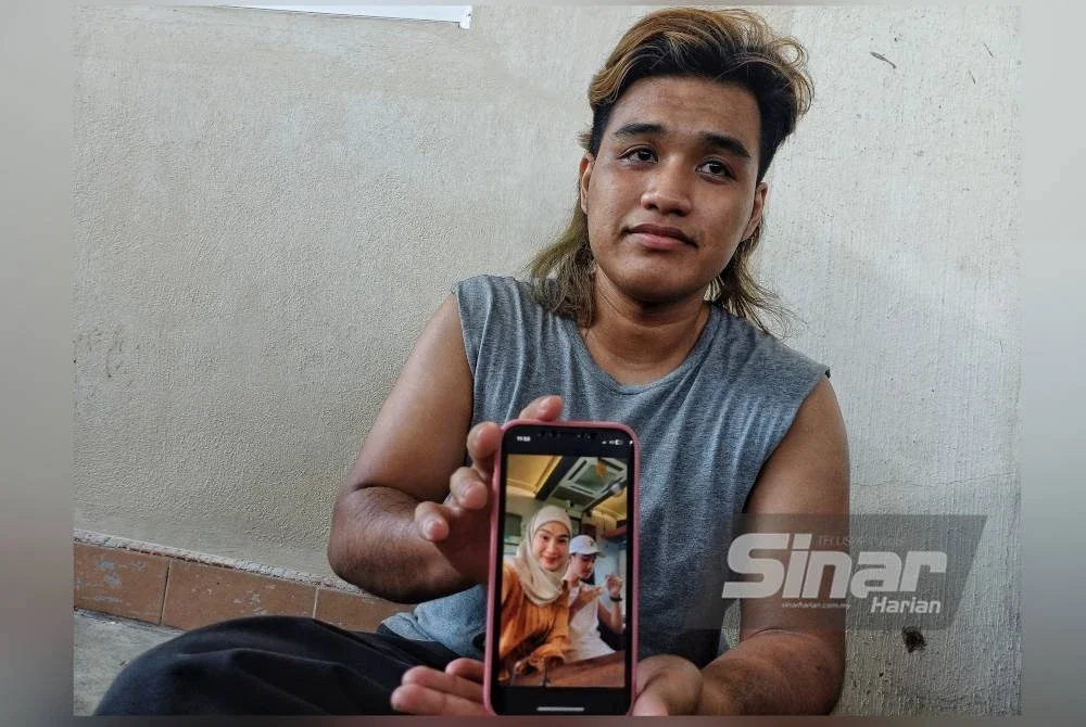 Adam menunjukkan gambar arwah ibunya. Foto Sinar Harian