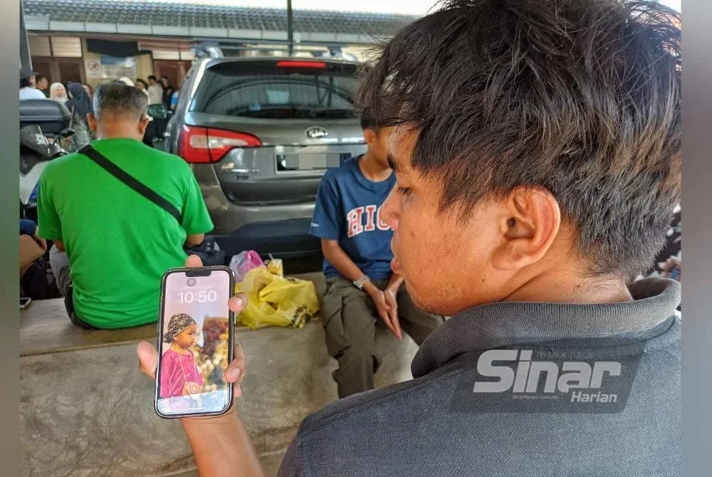 Azizi menunjukkan wajah anak tunggalnya, Chempaka Alara yang maut dalam kemalangan pada Ahad. Foto Sinar Harian