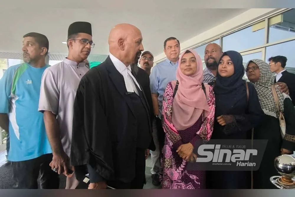 Ummu Haiman Bee (tiga dari kanan) ketika sidang akhbar selepas hujahan notis permohonan supaya kubur anak sulungnya digali semula bagi membolehkan bedah siasat kedua.