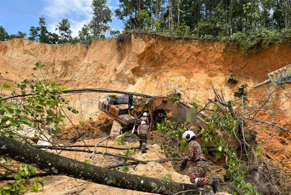 Anggota bomba bergegas memberikan bantuan kepada mangsa. Foto JBPM Perak