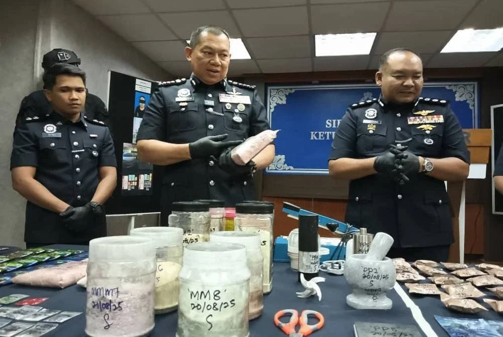 Ab Rahaman menunjukkan sebahagian daripada rampasan dadah hasil serbuan yang dilakukan.