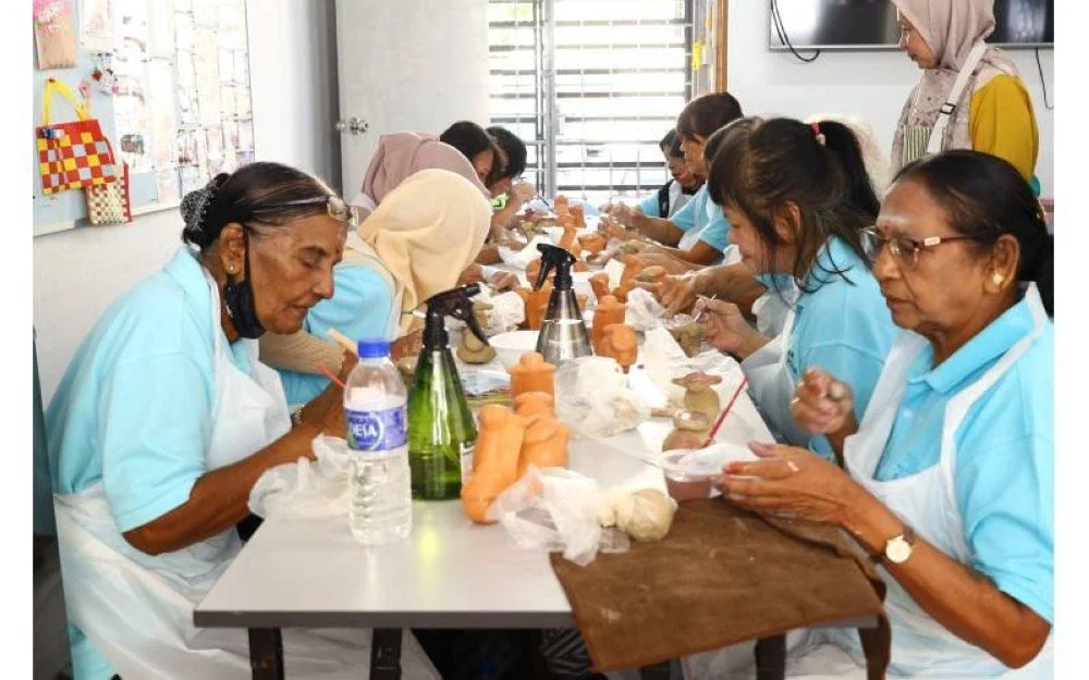 Sebahagian warga emas PAWE UTC Perak daripada pelbagai latar belakang menjalankan aktiviti bersama.