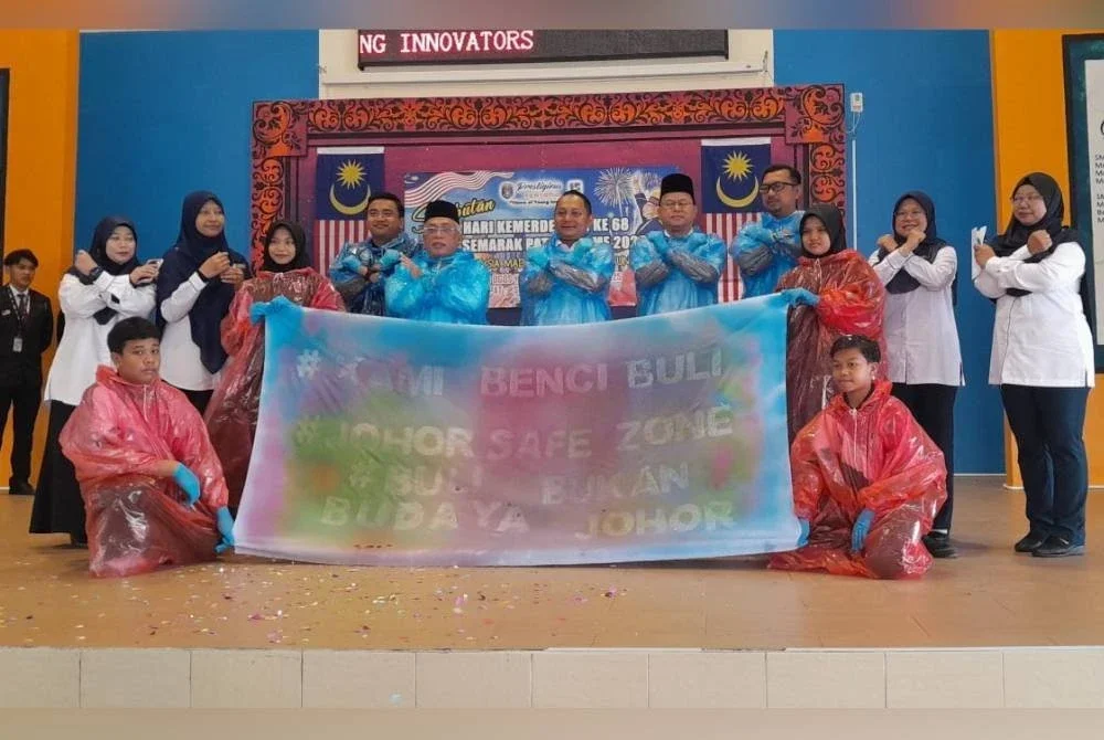 Aznan (berdiri, tengah) berharap kempen anti-buli mendapat kerjasama daripada semua pihak.