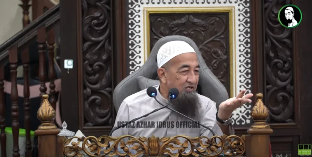 USTAZ Azhar menunjukkan cara-cara membasuh dubur menggunakan jari tengah. Foto YouTube Ustaz Azhar Idrus 
