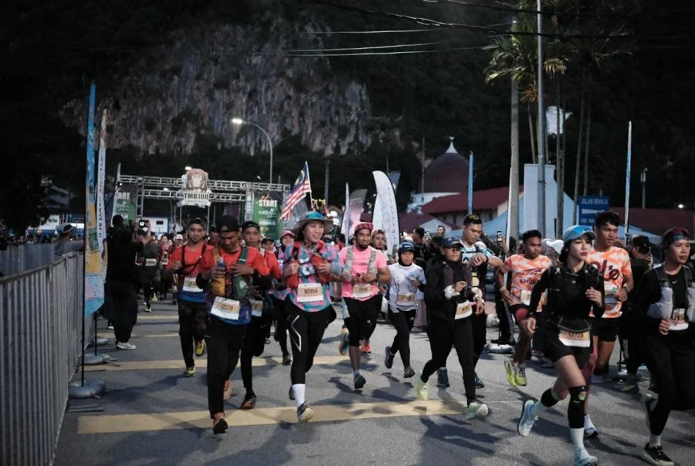 Sebahagian peserta yang menyertai larian denai TMB100 di Baling. Foto penganjur