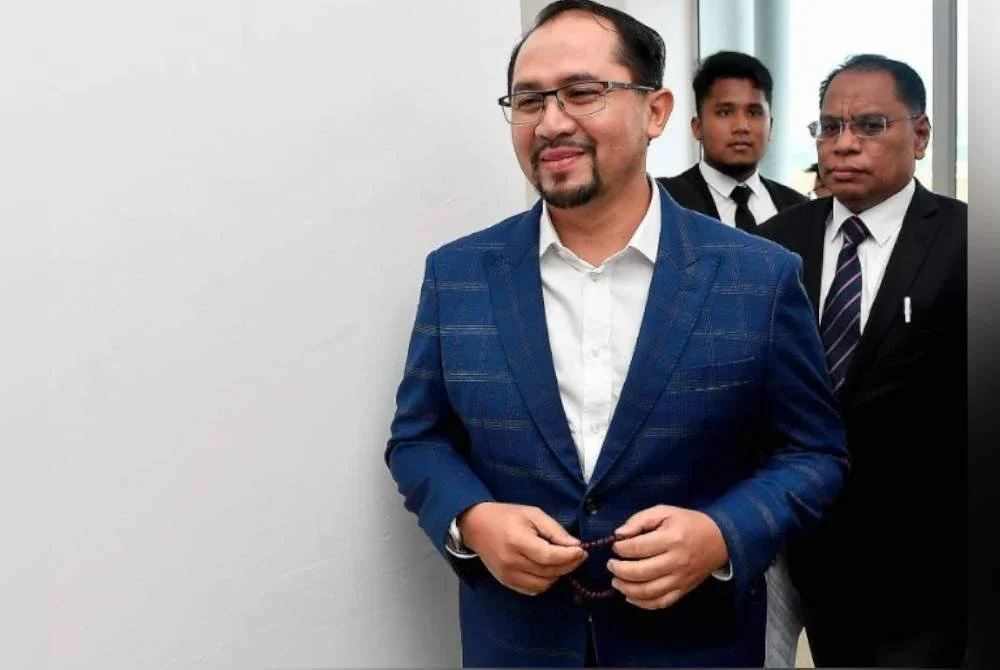 Sayed Amir Muzzakkir juga menghadapi satu pertuduhan meminta suapan wang tunai RM350,000 daripada individu sama untuk tujuan serupa.