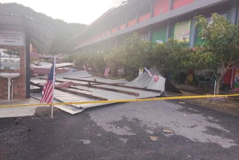 Atap bangunan sekolah berkenaan diterbangkan ribut, manakala serpihan bumbung pula kelihatan jatuh dan berterbangan ke kawasan sekitar. Foto Facebook Gan Ai Ling