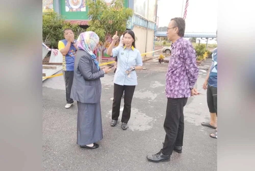 Dari kanan: Rose Aza dan Ai Ling semasa meninjau keadaan bangunan sekolah SK Seri Perlis yang mengalami kerosakan akibat ribut pada Isnin. Foto Facebook Gan Ai Ling