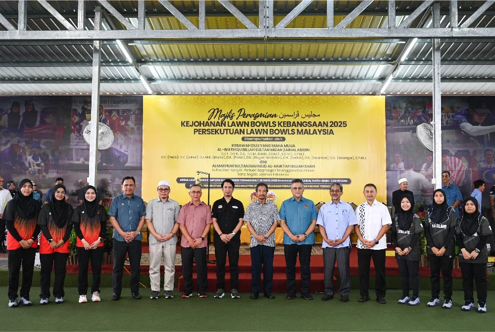 Sultan Mizan (tengah) bersama atlet sukan boling padang pada Majlis Perasmian Kejohanan Lawn Bowls Kebangsaan 2025 di Arena Lawn Bowls Kompleks Sukan Gong Badak pada Isnin. Foto Bernama