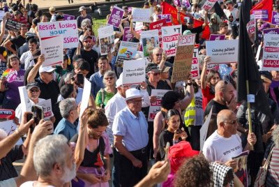 Kumpulan itu melaungkan slogan mengutuk pembunuhan beramai-ramai ke atas penduduk Gaza. Foto AFP
