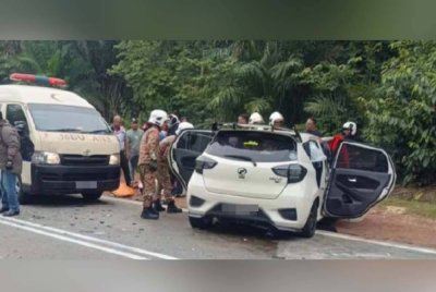 Tiga termasuk seorang kanak-kanak maut dalam nahas di Jalan Muadzam Shah - Bahau, dekat Bukit Serok, di Rompin petang tadi. Foto Ihsan JBPM