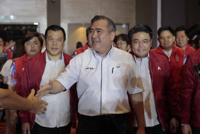 Anthony menyantuni ahli dan penyokong parti yang hadir ke Jamuan Makan Malam DAP Perak di Pusat Konvensyen Ipoh pada Ahad.