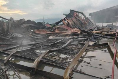 Keadaan stor wayar yang terbakar di Jalan Ipoh Batang Kali, Hulu Selangor pada Isnin.
