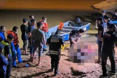 Mayat mangsa dibawa naik ke darat. Foto: APM