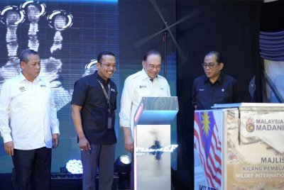 Anwar, diapit (dari kiri) Ketua Setiausaha Negara, Tan Sri Datuk Sri Shamsul Azri Abu Bakar, Mohd Nizam dan Datuk Seri Mohamed Khaled Nordin ketika merasmikan Kilang Pembuatan Kereta Perisai Nasional pertama negara – Mildef International Technologies Sdn Bhd di Sendayan baru-baru ini.