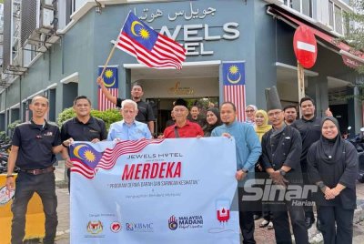 Kamarudin (tiga,kiri) bersama Muhammad Azrin (dua,kiri) bersama kakitangan hotel pada Program Merdeka Derma Darah dan Saringan Kesihatan anjuran Hotel Jewels di Kota Bharu.Foto: Sinar Harian HAZELEN LIANA KAMARUDIN