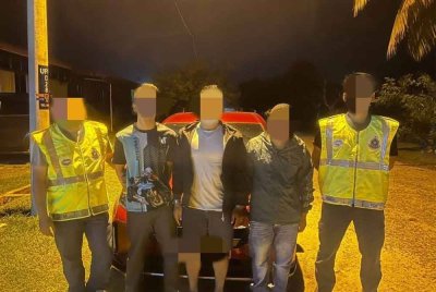 PGA menggagalkan cubaan seorang tekong darat yang positif dadah menyeludup masuk 2 PATI warga Nepal ke negara ini melalui pangkalan haram Kak Nah di Tumpat pada Ahad. - Foto: PGA