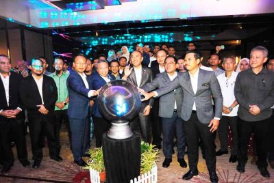 Mohd Jafni (tengah) pada Majlis Pra-pelancaran Johor Smart City Forum di Kulai pada Isnin.