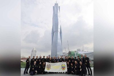 Ahli jawatankuasa dan anggota Kelab Rela Kehormat Bersekutu Wilayah Persekutuan bergambar semasa lawatan ke Merdeka 118.