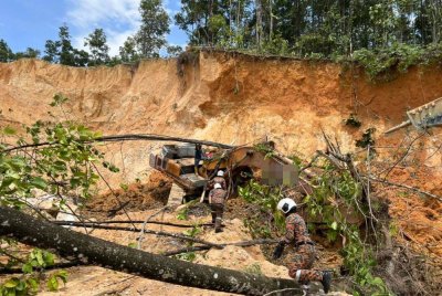Anggota bomba bergegas memberikan bantuan kepada mangsa. Foto JBPM Perak