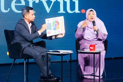 Program Interviu bertajuk “Reset rasa, merdeka bersama al-Quran” menampilkan Ketua Pegawai Eksekutif Yayasan Warisan Ummah Ikhlas, Marhaini Yusoff (kanan) dan dihoskan oleh Haizir Othman di Kompleks Karangkraf pada Isnin. FOTO : MOHD HALIM ABDUL WAHID
