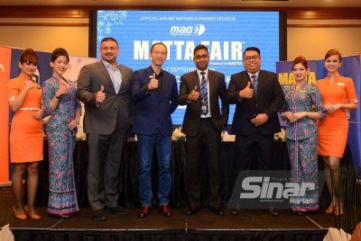 Presiden MATTA, Nigel Wong (empat dari kiri) dan Ketua Pegawai Komersial MAG, Dersenish Aresandiran (lima dari kiri) bergambar bersama selepas sidang akbar pengumuman MAG Sebagai Rakan Penerbangan Rasmi dan Penaja Utama MATTA Fair September 2025 di Hotel Sama-Sama KLIA pada Isnin. Foto Sinar Harian MOHD HALIM ABDUL WAHID