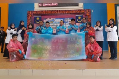 Aznan (berdiri, tengah) berharap kempen anti-buli mendapat kerjasama daripada semua pihak.