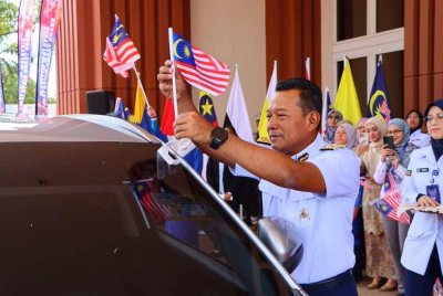 Rosli memasang Jalur Gemilang pada kenderaan jabatan dan motorsikal warga Maritim Malaysia sebagai gimik pelancaran Program Pemasangan Jalur Gemilang di Ibu Pejabat Maritim Malaysia, Putrajaya pada Isnin.