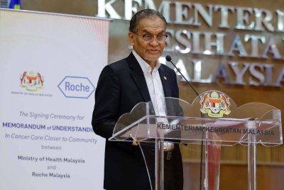 Dzulkefly menyampaikan ucapan semasa hadir ke Majlis Menandatangani Memorandum Persefahaman (MoU) bagi Inisiatif Cancer Care Closer to Community di Kementerian Kesihatan pada Isnin. Foto Bernama