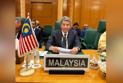 Mohamad ketika Mesyuarat Tergempar Majlis Menteri Luar Pertubuhan Kerjasama Islam (OIC) di Jeddah, Arab Saudi pada Isnin.