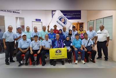 Thantawi dan Pendaftar UiTM, Nizam Nordin bersama sebahagian kontinjen PESUTIMA yang mengalas cabaran dalam KARISTA 2025.