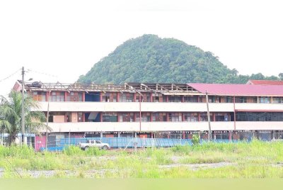 Bangunan SK Seri Perlis mengalami kerosakan teruk akibat ribut yang melanda pada petang Isnin. Foto Facebook Gan Ai Ling 