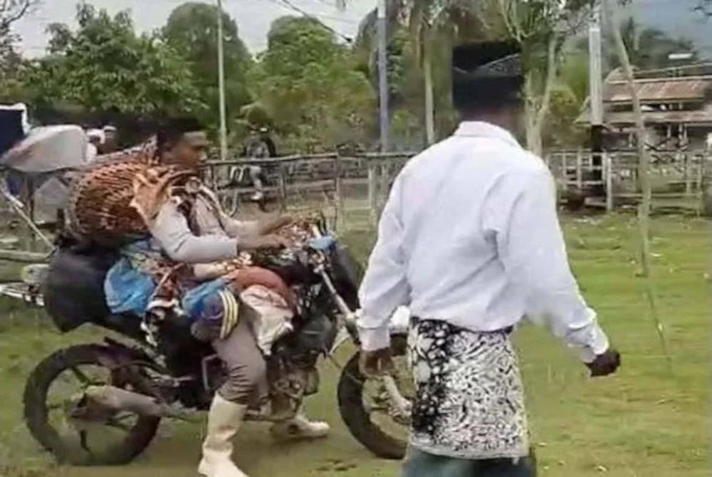 Seorang lelaki terpaksa membawa jenazah kakaknya menaiki motosikal dan menempuh perjalanan mencabar selama lima jam untuk sampai ke destinasi.