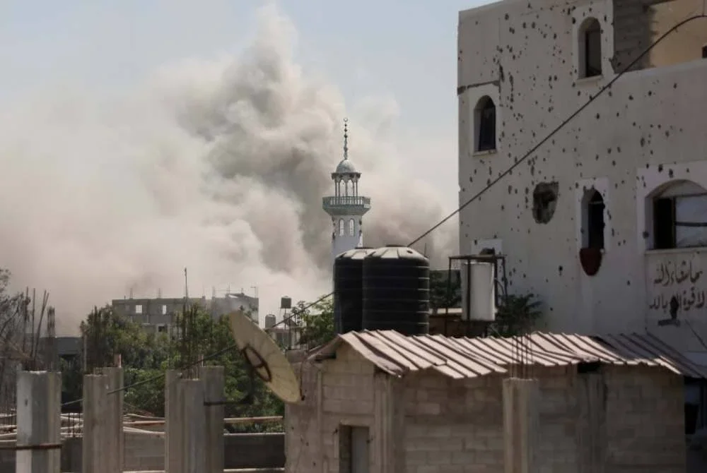Kepulan asap memenuhi ruang udara setelah Zionis memperhebatkan kempen pengeboman mereka pada akhir minggu lalu. Foto AFP