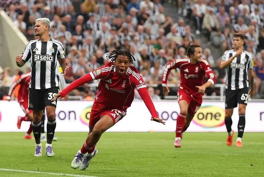 Rio Ngumoha yang berusia 16 tahun dan 361 hari muncul wira Liverpool apabila meledak gol kemenangan pada minit ke-100 di St James' Park. Foto Agensi