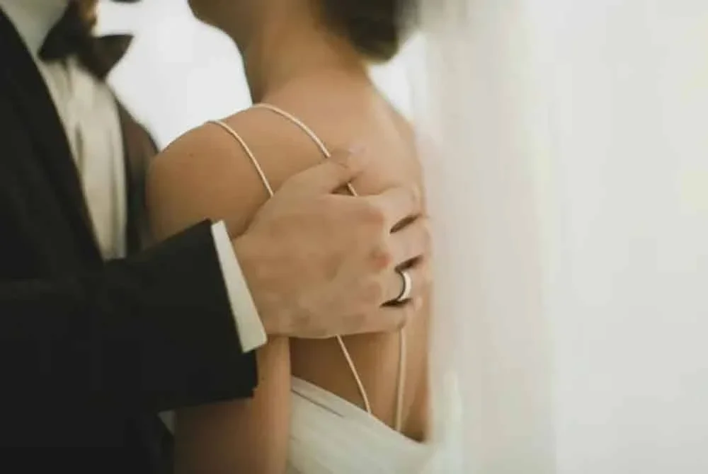 Seorang lelaki di Shanghai lumpuh akibat strok pada hari perkahwinannya, namun isterinya didakwa menghabiskan wang pampasan 1.1 juta yuan hingga tinggal hanya 42 yuan dalam akaun. Gambar hiasan