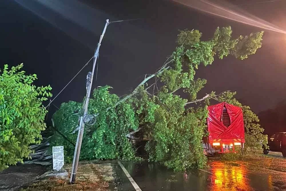 Kejadian pokok tumbang susulan hujan lebat dan angin kencang yang melanda beberapa kawasan di Selangor malam Isnin. Foto orang awam